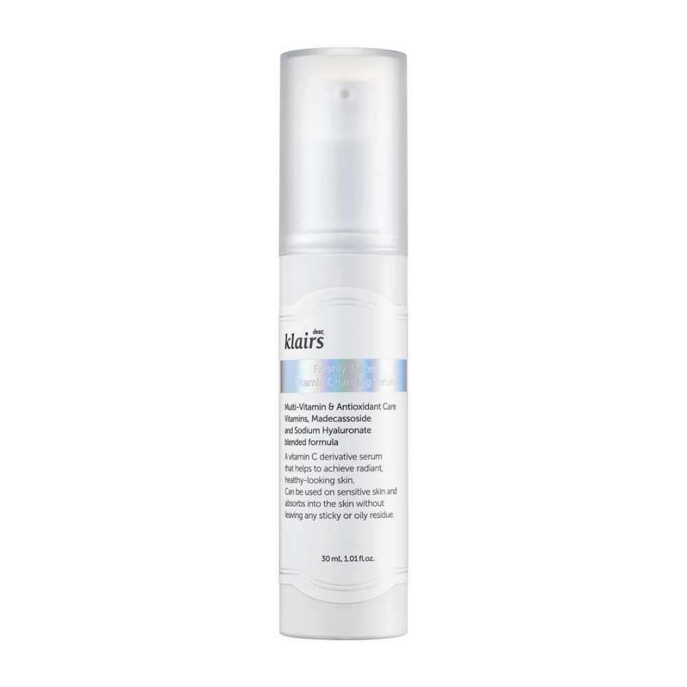 Une bouteille de sérum blanche de Klairs, Freshly Juiced Vitamin Charging Serum, avec du texte sur le contenu et les avantages, sur fond blanc.