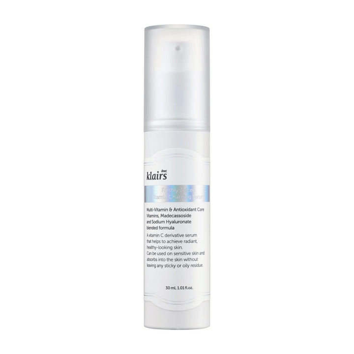 Une bouteille de sérum blanche de Klairs, Freshly Juiced Vitamin Charging Serum, avec du texte sur le contenu et les avantages, sur fond blanc.