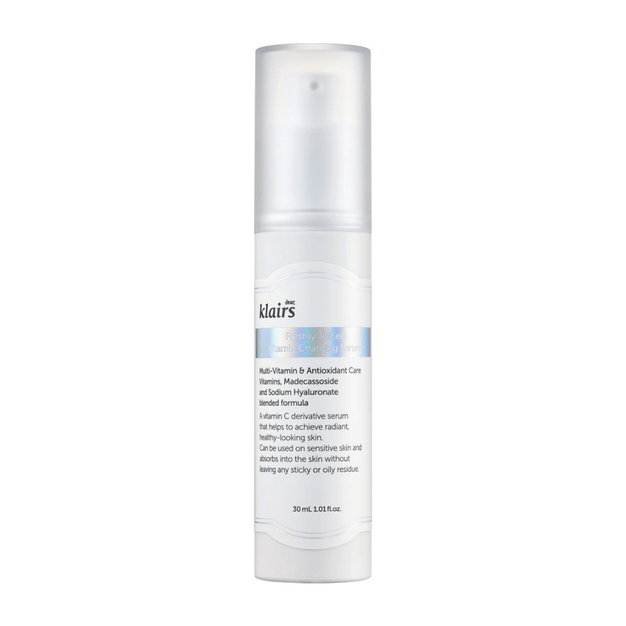 Une bouteille de sérum blanche de Klairs, Freshly Juiced Vitamin Charging Serum, avec du texte sur le contenu et les avantages, sur fond blanc.