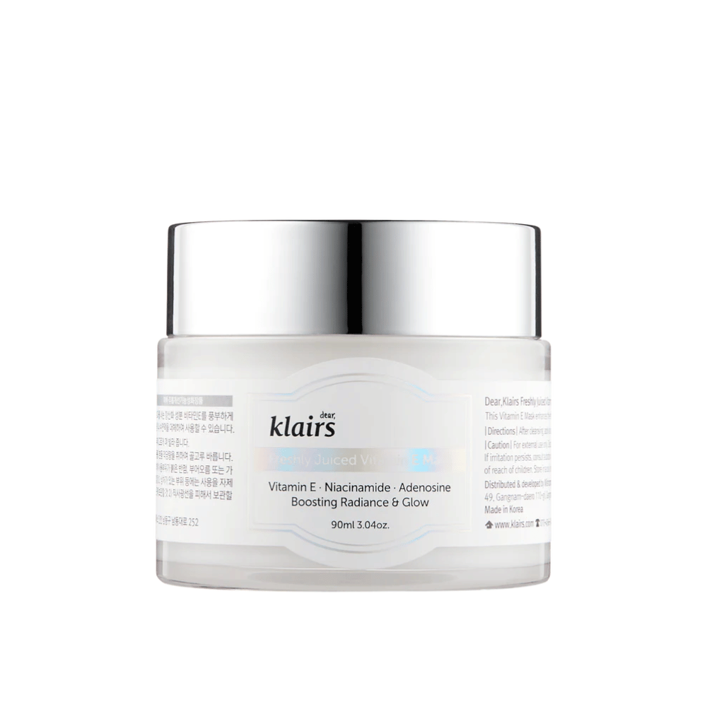 Pot fermé blanc de Klairs Freshly Juiced Vitamin E Mask avec texte sur la vitamine E, la niacinamide et l'adénosine pour l'éclat, sur fond blanc.