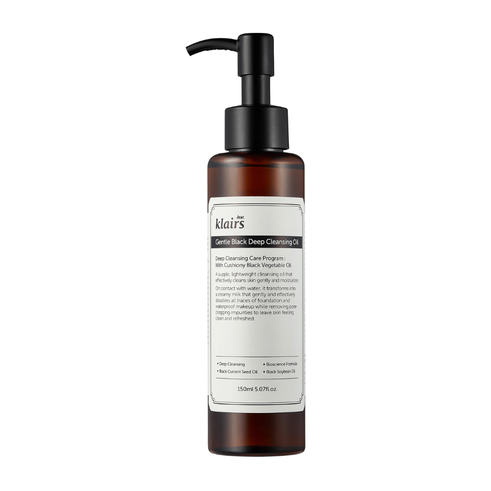 Flacon avec Klairs Gentle Black Deep Cleansing Oil, une huile nettoyante, avec une pompe noire et un texte décrivant le produit, sur un fond blanc.