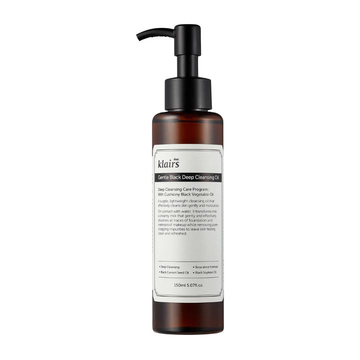 Flacon avec Klairs Gentle Black Deep Cleansing Oil, une huile nettoyante, avec une pompe noire et un texte décrivant le produit, sur un fond blanc.