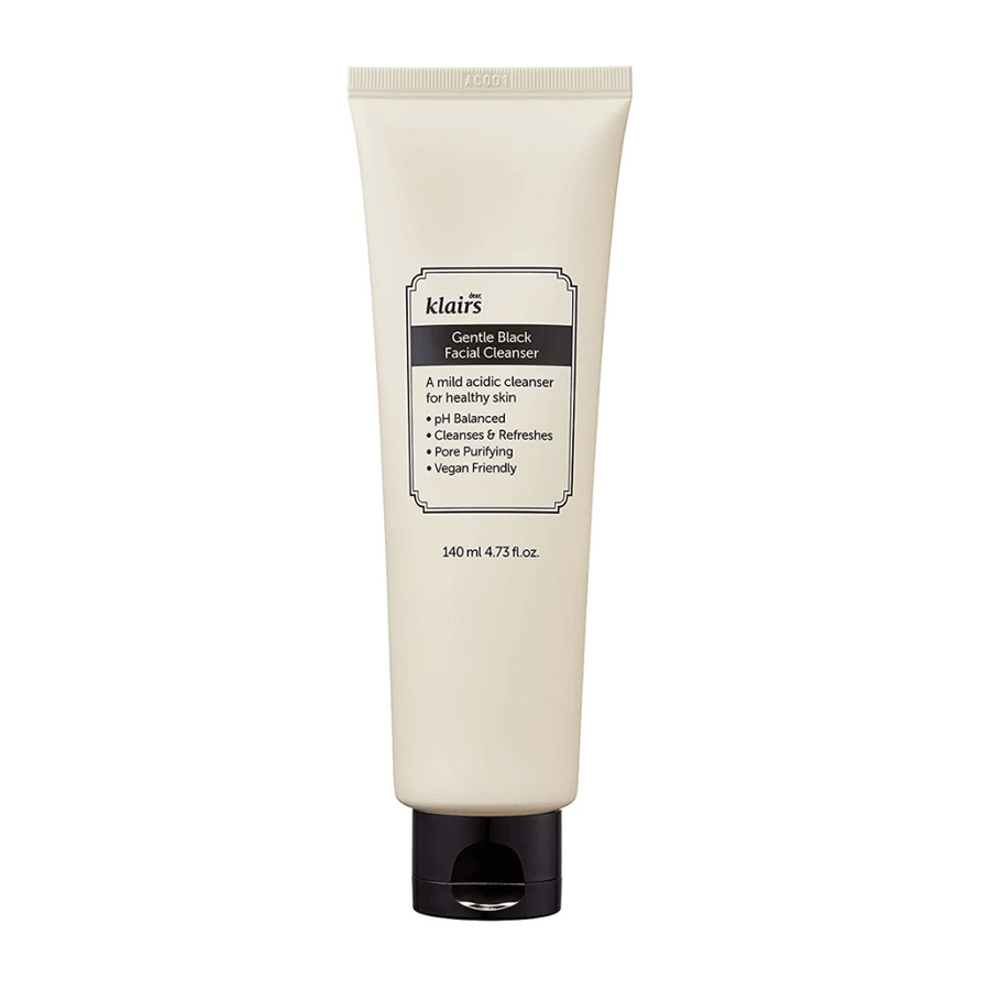 Un tube de Klairs Gentle Black Facial Cleanser avec un bouchon noir et du texte sur les propriétés, comme doux et équilibré en pH, sur un fond blanc propre.