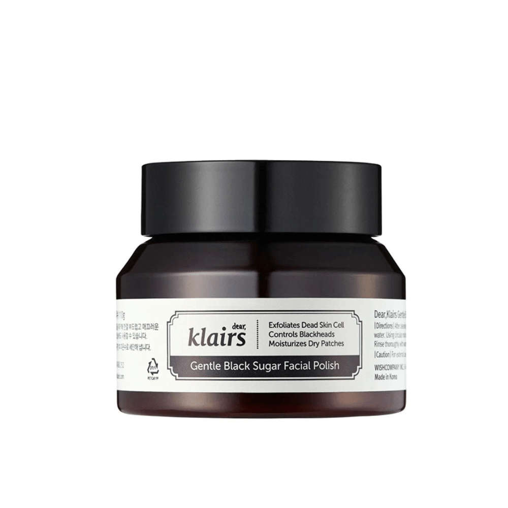 Un pot Klairs Gentle Black Sugar Facial Polish avec un couvercle noir et une étiquette, sur un fond neutre.