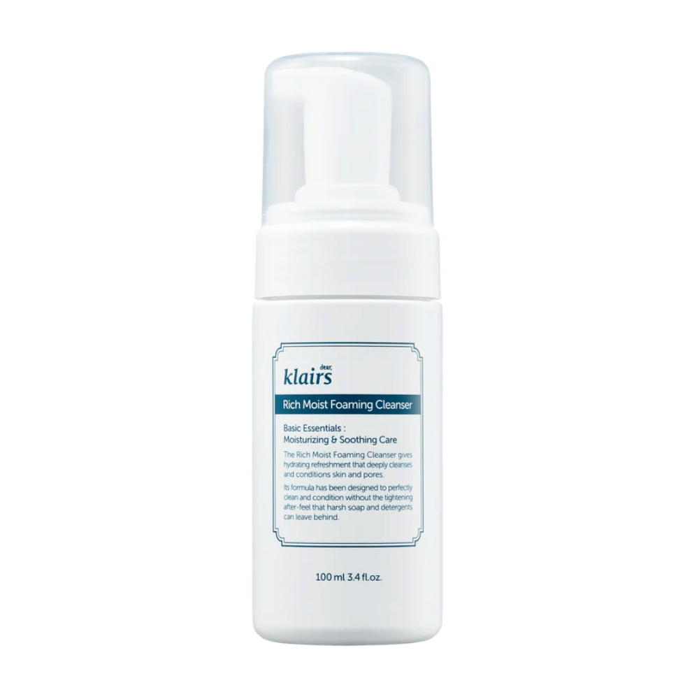 Un flacon pompe de Klairs Rich Moist Foaming Cleanser avec description des propriétés hydratantes et apaisantes, sur un fond blanc.