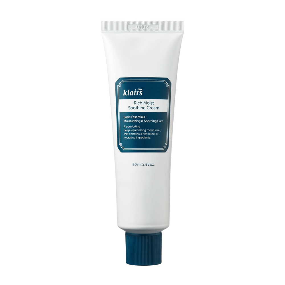 Un tube de Klairs Rich Moist Soothing Cream avec des détails bleu foncé et des informations sur le produit, présenté sur un fond blanc pur.