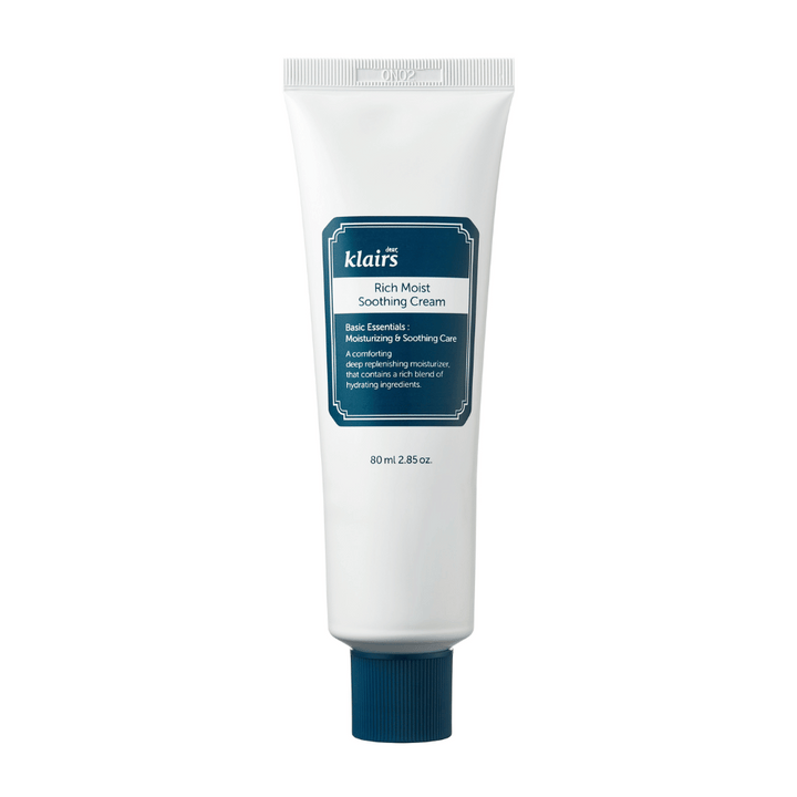 Un tube de Klairs Rich Moist Soothing Cream avec des détails bleu foncé et des informations sur le produit, présenté sur un fond blanc pur.
