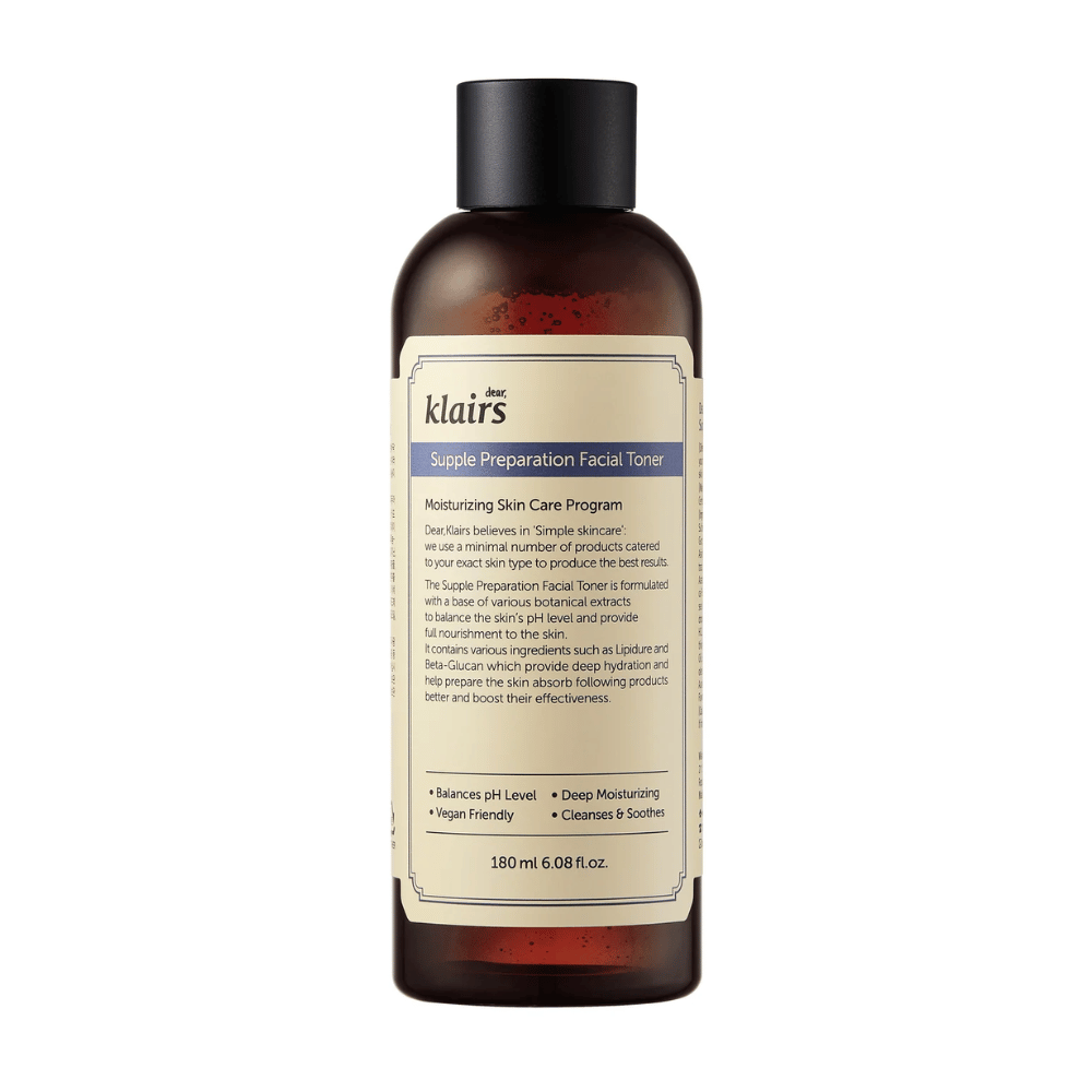 Une bouteille brune de Klairs Supple Preparation Facial Toner avec une étiquette blanche, des informations détaillées sur le produit et ses avantages, sur un fond blanc.