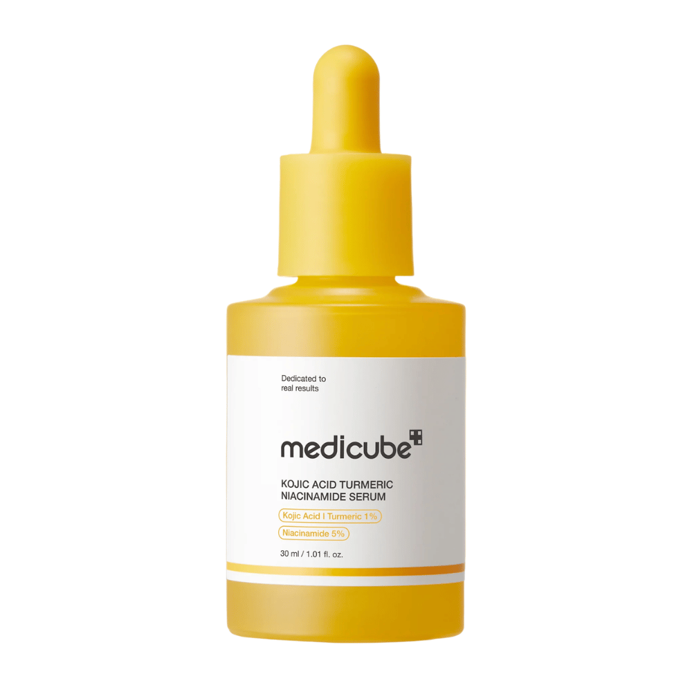 Image produit détourée de Medicube Kojic Acid Turmeric Niacinamide Serum avec flacon jaune et pipette. Le design minimaliste et les couleurs chaudes donnent une impression moderne et clinique tout en associant le produit à l’éclat et aux soins illuminateurs.