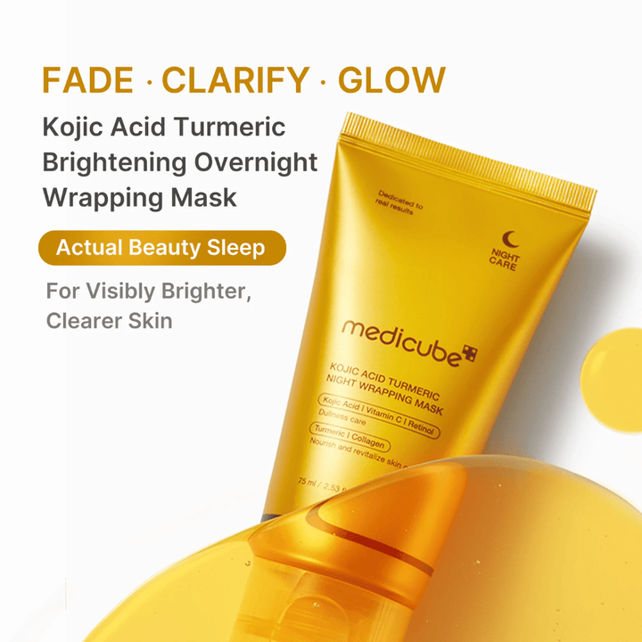 Medicube Kojic Acid Turmeric Night Wrapping Mask dans un tube doré pour un soin de nuit qui aide à rendre la peau plus claire, plus uniforme et plus éclatante.