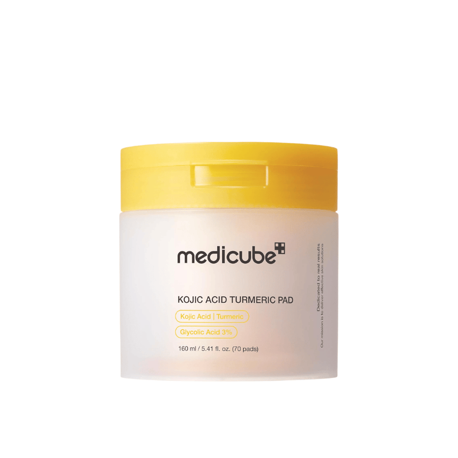 Image produit détourée de Medicube Kojic Acid Turmeric Pad dans un pot jaune avec des disques exfoliants contenant de l’acide kojique, du curcuma et de l’acide glycolique pour un teint plus uniforme et de l’éclat.