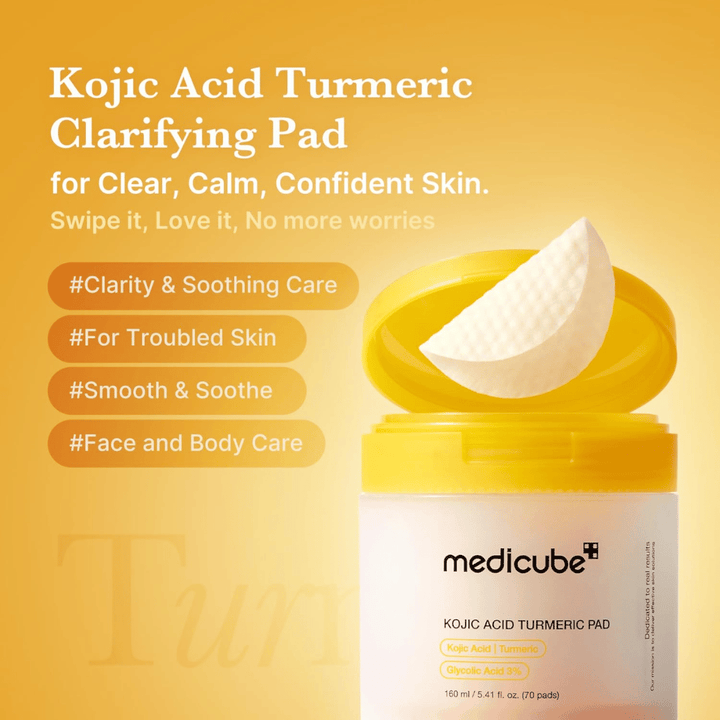 Image de campagne pour Medicube Kojic Acid Turmeric Pad mettant en avant des disques exfoliants pour une peau plus nette, un soin apaisant et une utilisation sur le visage comme sur le corps.