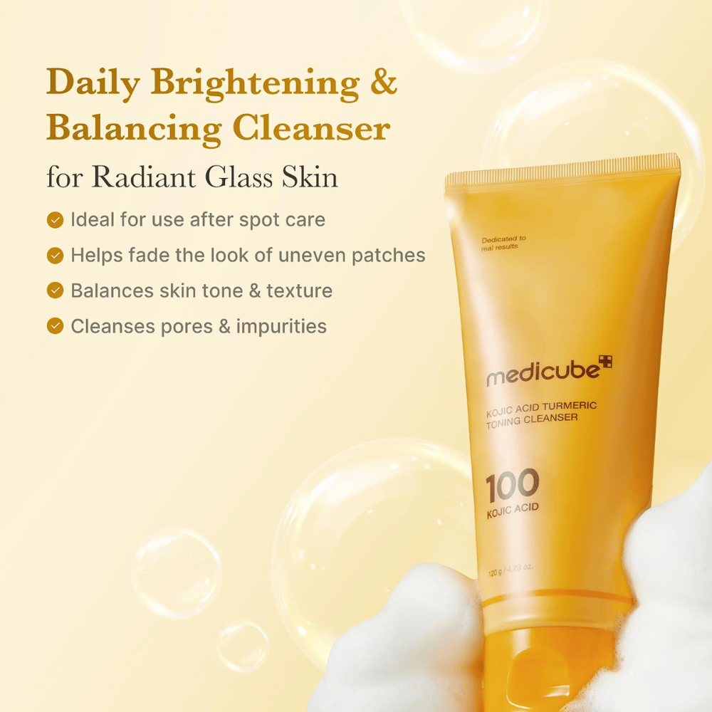 Medicube Kojic Acid Turmeric Toning Cleanser, nettoyant pour un teint plus uniforme et lumineux. Tube jaune avec mousse nettoyante et bienfaits du produit.