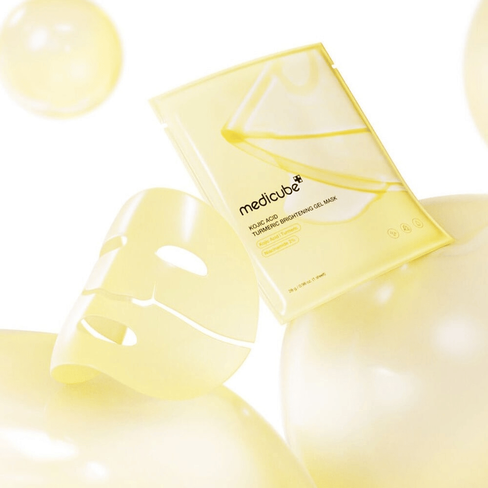 Medicube Kojic Acid Turmeric Brightening Gel Mask – masque en gel illuminant avec acide kojique et curcuma, visible dans un masque en feuille transparent et emballage jaune.