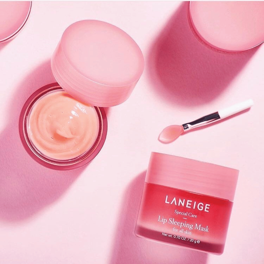 K-beauty's Laneige's Lip Sleeping Mask Berry 20g sur fond rose.
