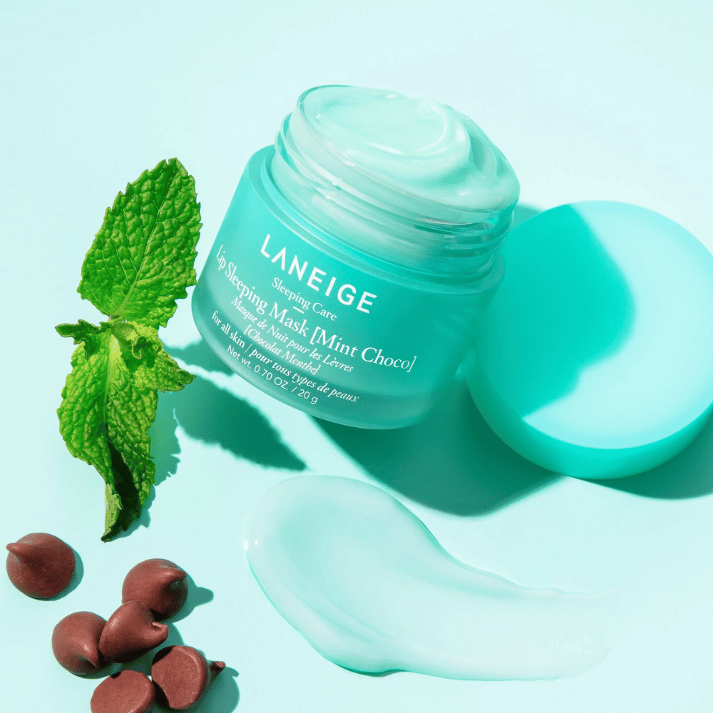 LANEIGE's Lip Sleeping Mask Mint Choco 20g sur fond bleu.