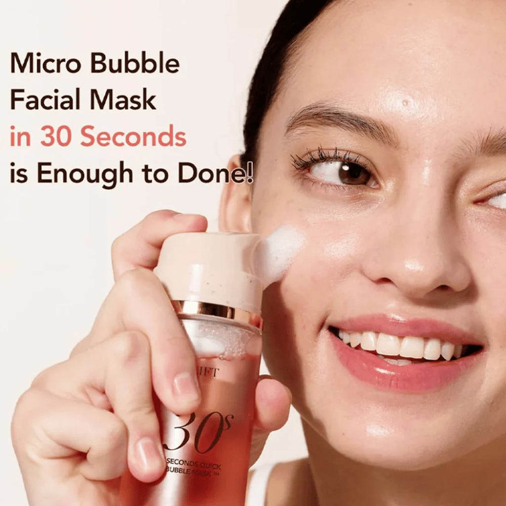 Image de style de vie où un modèle applique directement sur la peau le bubble mask MENOKIN avec des microbulles, accompagnée d’un texte soulignant un soin du visage rapide en 30 secondes.