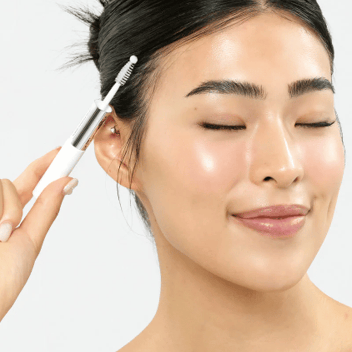 Femme appliquant Seapuri Lashrum Eyelash Enhancing Serum sur les cils. Favorise la croissance naturelle et la brillance.