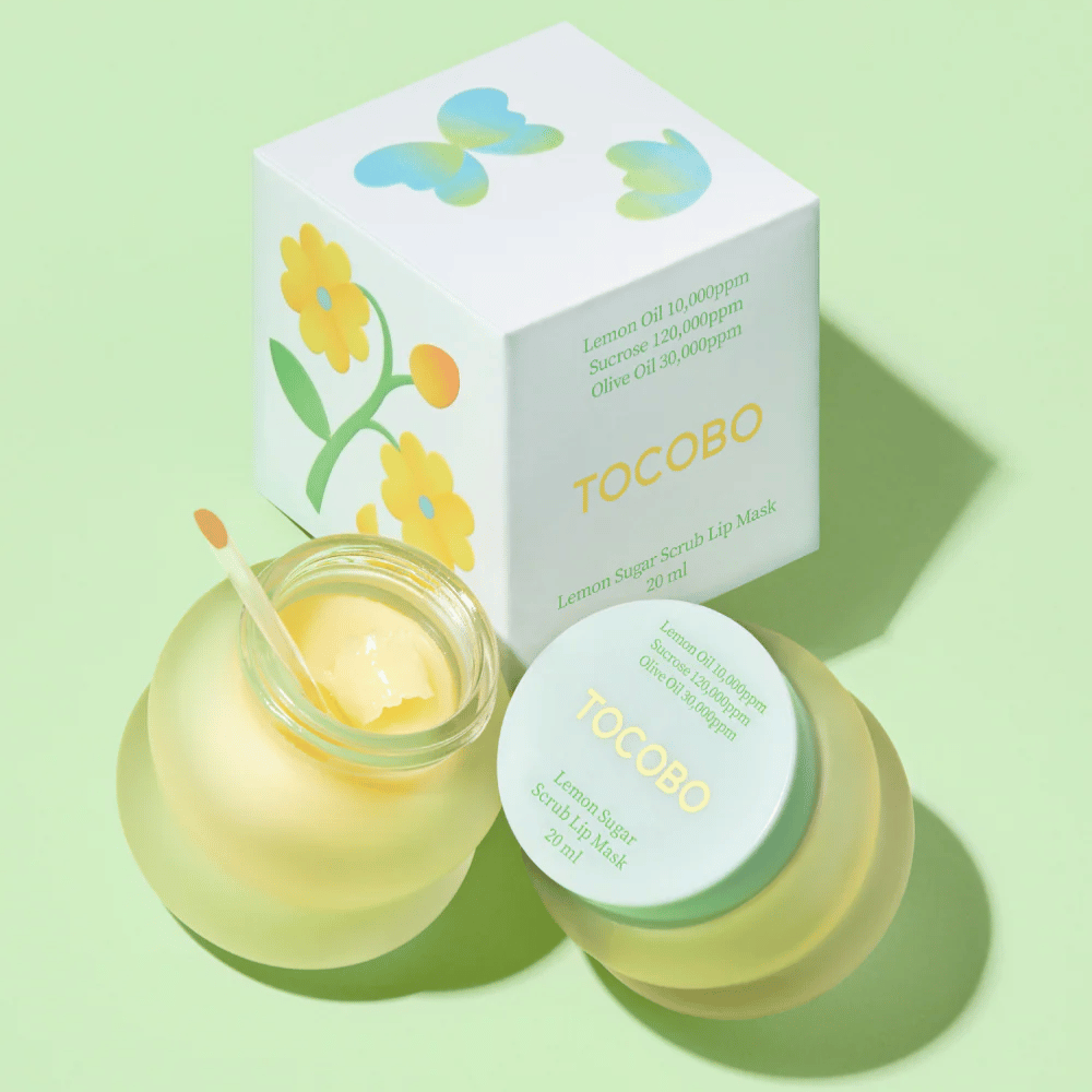 Tocobo Lemon Sugar Scrub Lip Mask avec son emballage au design floral sur un fond vert clair.