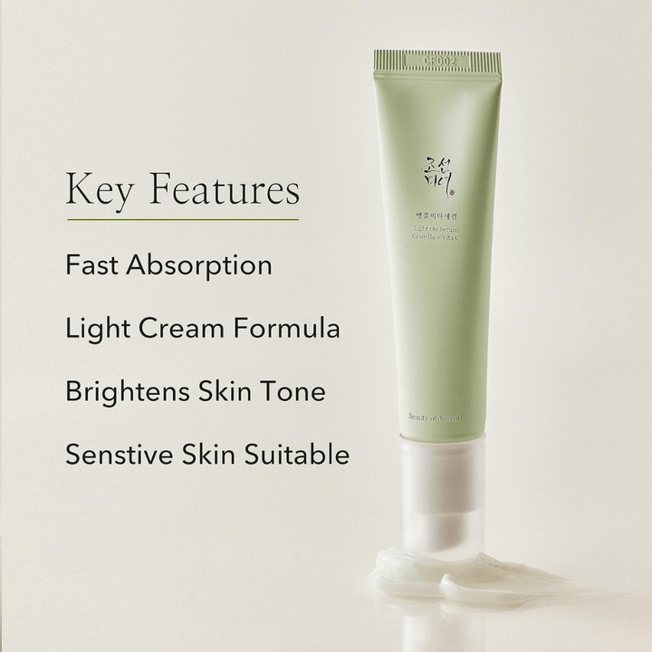Beauty of Joseon Light On Serum avec Centella et vitamine C, présenté debout avec de la crème pressée à la base. Les principales caractéristiques sont listées à côté : absorption rapide, formule légère de crème, amélioration du teint et adapté aux peaux sensibles.