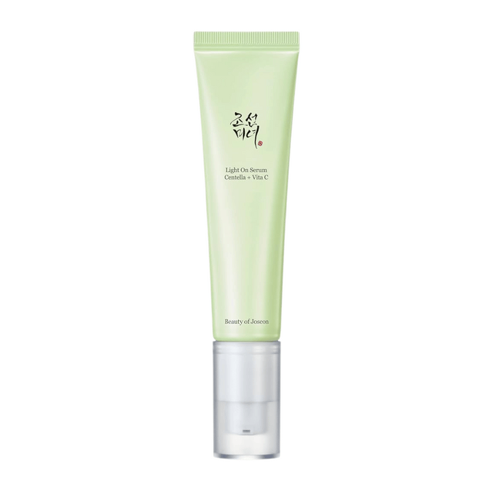 Beauty of Joseon Light On Serum dans un tube vert clair avec pompe, contenant Centella et vitamine C pour un soin de la peau éclatant.