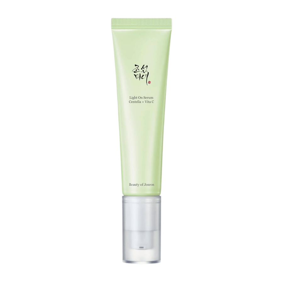 Beauty of Joseon Light On Serum dans un tube vert clair avec pompe, contenant Centella et vitamine C pour un soin de la peau éclatant.