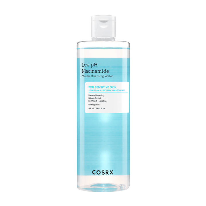 Bouteille avec COSRX Low pH Niacinamide Micellar Cleansing Water, destinée aux peaux sensibles.
