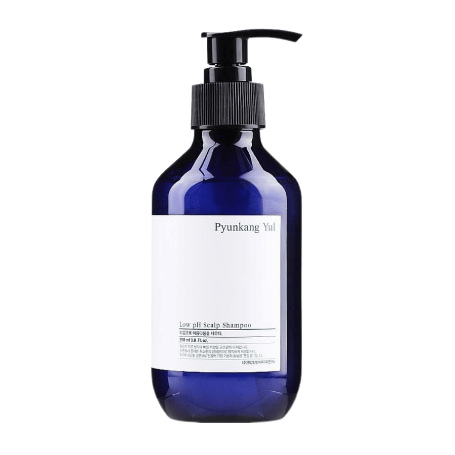 Image de produit détourée et épurée de Pyunkang Yul Low pH Scalp Shampoo dans un flacon bleu avec pompe et design minimaliste.