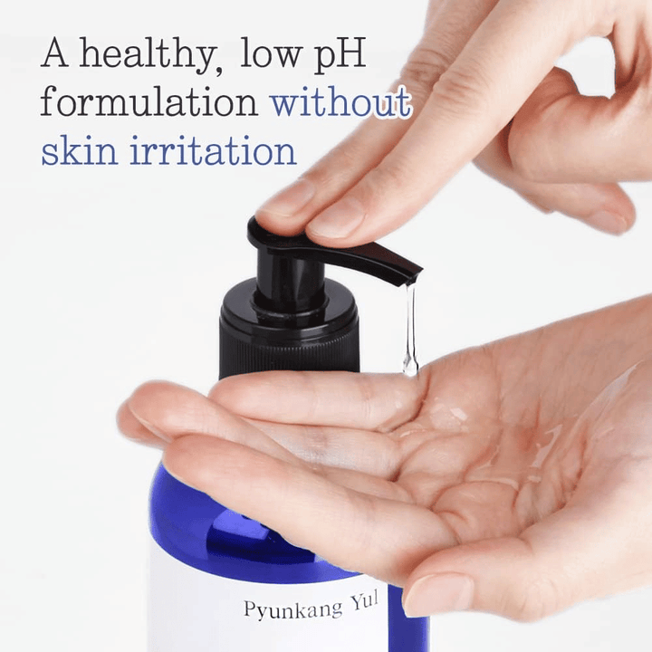 Gros plan sur la texture gel du shampoing pompée dans la main, mettant l’accent sur la formule à pH bas et un nettoyage doux sans irritation.