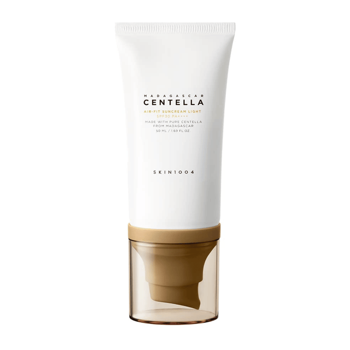 SKIN1004 Madagascar Centella Air-Fit Suncream Light SPF30 PA++++ – crème solaire légère avec centella asiatica qui protège la peau, hydrate et convient aux peaux sensibles.