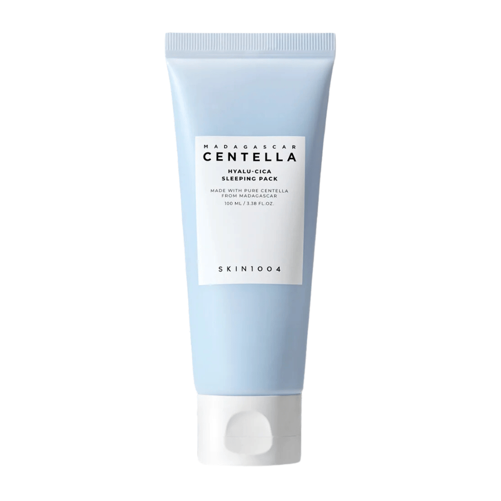 L'image montre "Madagascar Centella Hyalu-Cica Sleeping Pack" dans un tube de 100 ml de SKIN1004, un produit de soin de la peau à utiliser pendant la nuit.