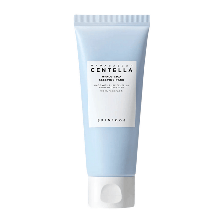 L'image montre "Madagascar Centella Hyalu-Cica Sleeping Pack" dans un tube de 100 ml de SKIN1004, un produit de soin de la peau à utiliser pendant la nuit.