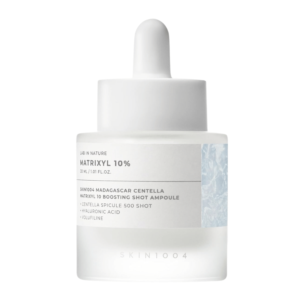 Gros plan sur SKIN1004 Madagascar Centella Matrixyl 10 Boosting Shot Ampoule montrant la pipette et l'étiquette – sérum peptidique hautement concentré pour l'élasticité et l'hydratation de la peau.