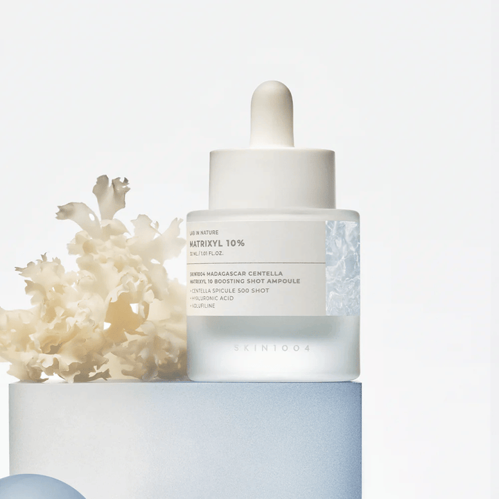 SKIN1004 Madagascar Centella Matrixyl 10 Boosting Shot Ampoule en image de style de vie – sérum anti-âge avec peptides et centella qui renforce la barrière cutanée et offre de la fermeté.