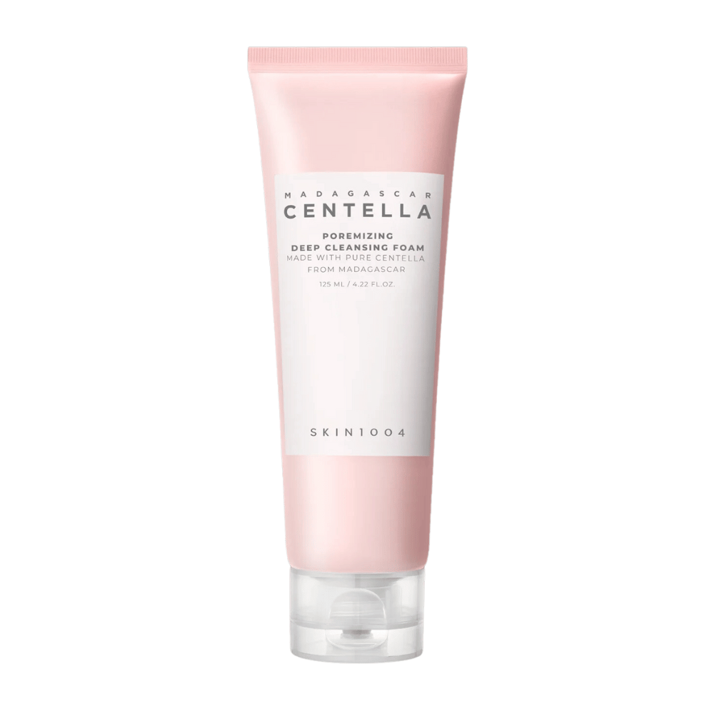 Madagascar Centella Poremizing Deep Cleansing Foam est un produit nettoyant pour le visage, présenté dans un tube rose. Les tubes contiennent 125 ml et sont fabriqués avec de la centella pure de Madagascar pour nettoyer efficacement et affiner les pores de la peau.