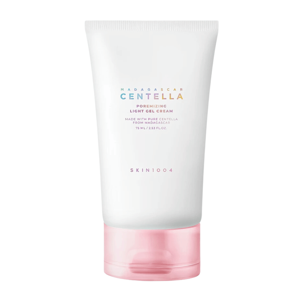 Madagascar Centella Poremizing Light Gel Cream est présenté dans un tube blanc et rose. Le produit est fabriqué avec de la centella pure de Madagascar et a une consistance légère semblable à un gel, ce qui le rend idéal pour réduire les pores et donner une sensation de fraîcheur.