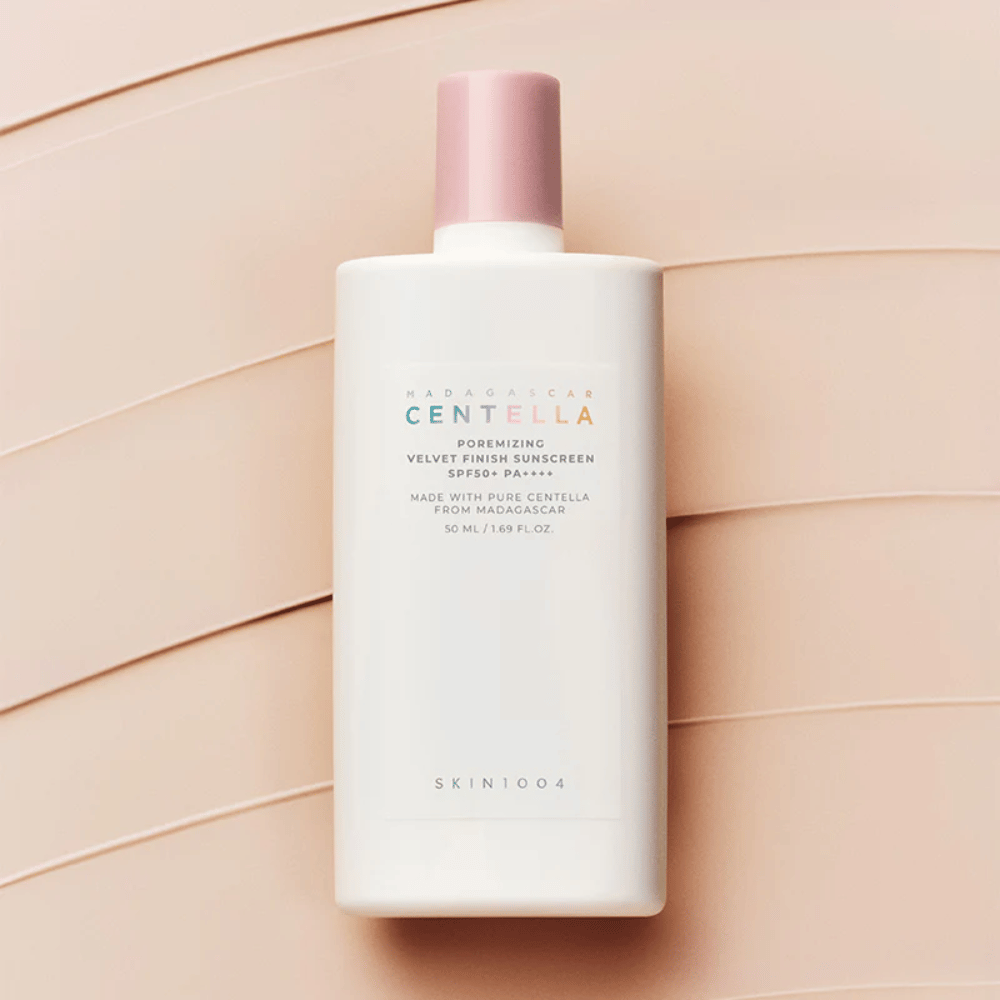 SKIN1004 Madagascar Centella Poremizing Velvet Finish Sunscreen SPF 50+ PA++++ à la Centella Asiatica qui apaise la peau et laisse un fini mat agréable sans voile blanc.