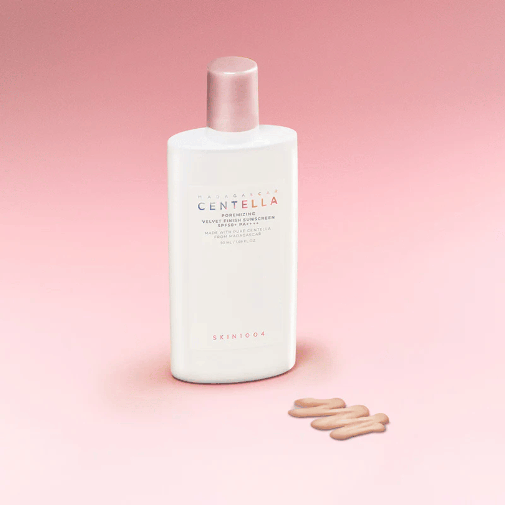 SKIN1004 Madagascar Centella Poremizing Velvet Finish Sunscreen SPF 50+ PA++++ – crème solaire légère au fini velouté qui protège la peau et aide à contrôler la brillance.