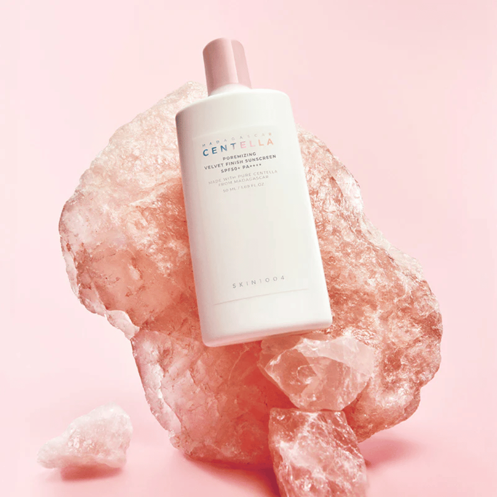 SKIN1004 Madagascar Centella Poremizing Velvet Finish Sunscreen SPF 50+ PA++++ à la Centella Asiatica de Madagascar qui apaise la peau et offre un fini naturellement mat et doux.