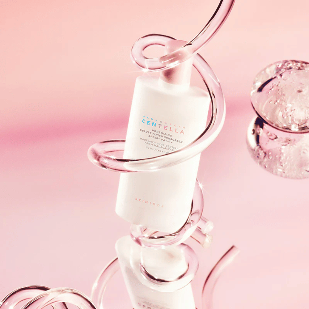 SKIN1004 Madagascar Centella Poremizing Velvet Finish Sunscreen SPF 50+ PA++++ au fini velouté qui protège la peau contre les rayons UVA et UVB tout en aidant à minimiser la visibilité des pores.