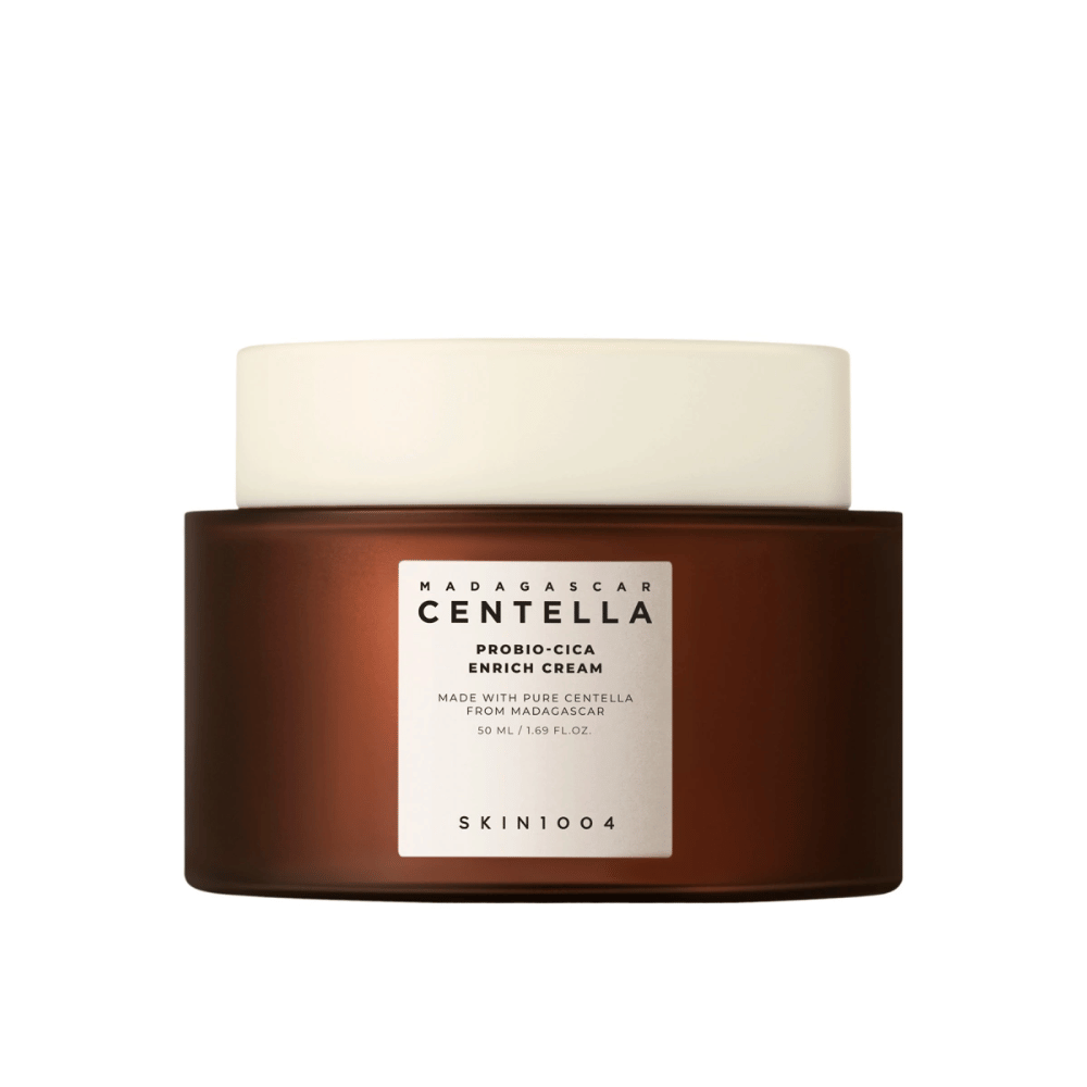 Un pot brun avec Madagascar Centella Probio-Cica Enrich Cream sur un fond neutre.