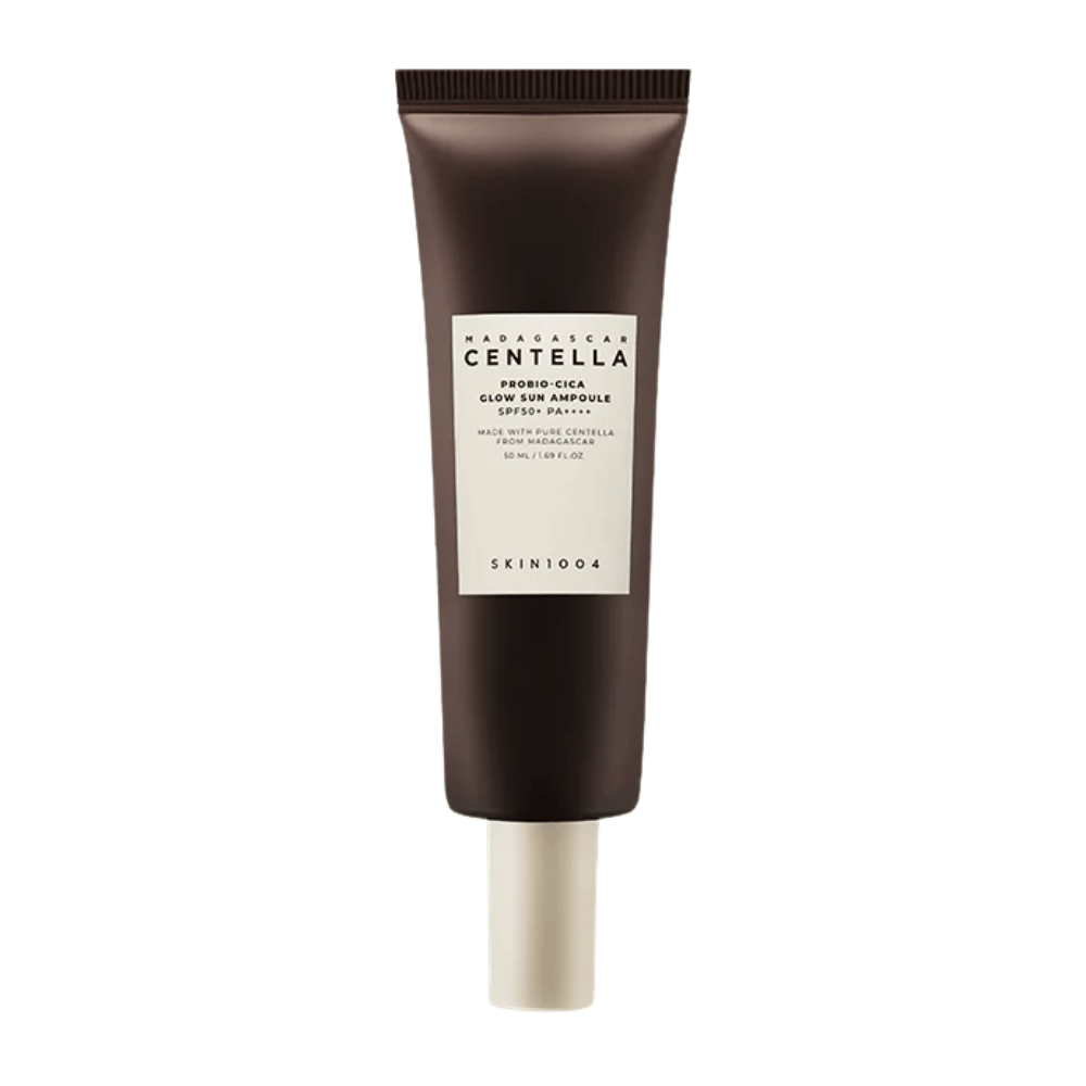SKIN1004 Madagascar Centella Probio-Cica Glow Sun Ampoule est une protection solaire avec SPF50+ PA++++ qui donne un bel éclat tout en apaisant et renforçant la peau avec de la centella de Madagascar. Convient aux peaux sensibles.