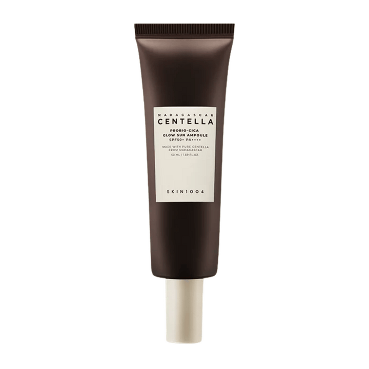 SKIN1004 Madagascar Centella Probio-Cica Glow Sun Ampoule est une protection solaire avec SPF50+ PA++++ qui donne un bel éclat tout en apaisant et renforçant la peau avec de la centella de Madagascar. Convient aux peaux sensibles.