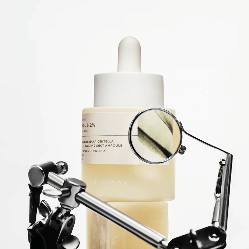 Image détaillée de SKIN1004 Madagascar Centella Retinol 0.2 Boosting Shot Ampoule mettant en valeur la formule active avec rétinol, spicule de centella et squalane pour un renouvellement efficace de la peau.