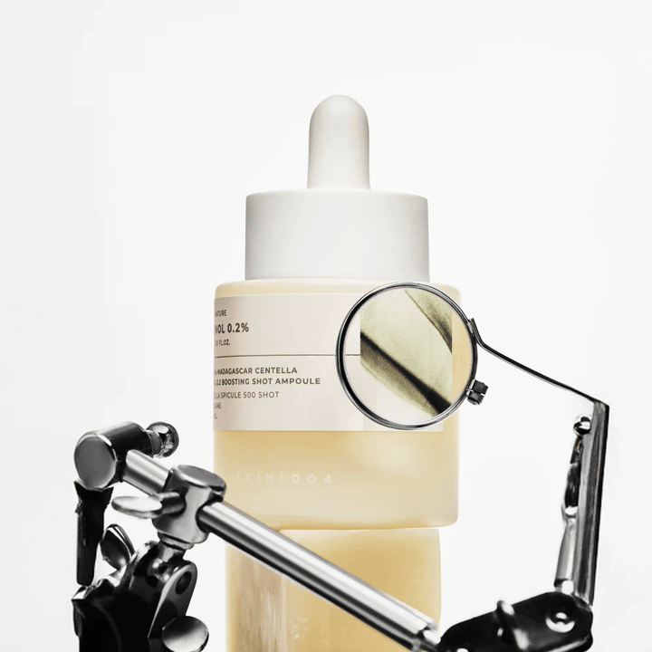 Image détaillée de SKIN1004 Madagascar Centella Retinol 0.2 Boosting Shot Ampoule mettant en valeur la formule active avec rétinol, spicule de centella et squalane pour un renouvellement efficace de la peau.