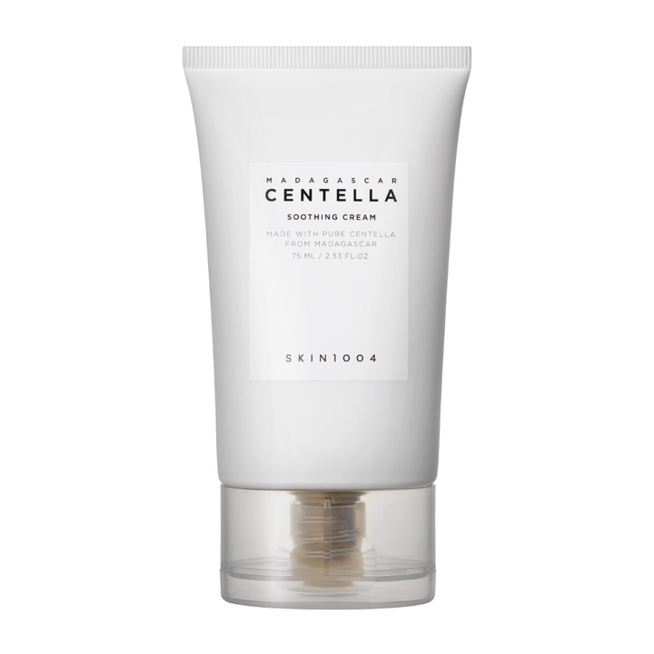 Un tube blanc de Madagascar Centella Soothing Cream de SKIN1004 avec un bouchon transparent. Le texte sur le tube décrit le produit comme apaisant et fabriqué avec de la Centella pure de Madagascar. Le tube contient 75 ml / 2,53 fl. oz.