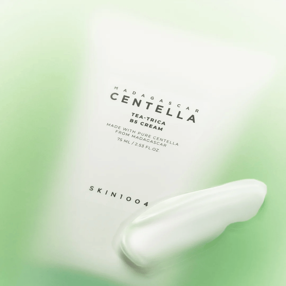 SKIN1004 Tea-Trica B5 Cream avec une formule légère qui équilibre la production de sébum et convient aux peaux grasses et sujettes à l’acné