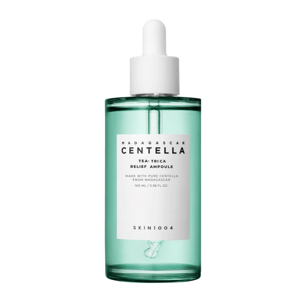 Bouteille verte translucide avec étiquette blanche et pipette – SKIN1004 Madagascar Centella Tea-Trica Relief Ampoule 100 ml sur fond blanc.