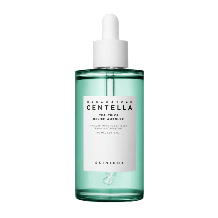 Bouteille verte translucide avec étiquette blanche et pipette – SKIN1004 Madagascar Centella Tea-Trica Relief Ampoule 100 ml sur fond blanc.