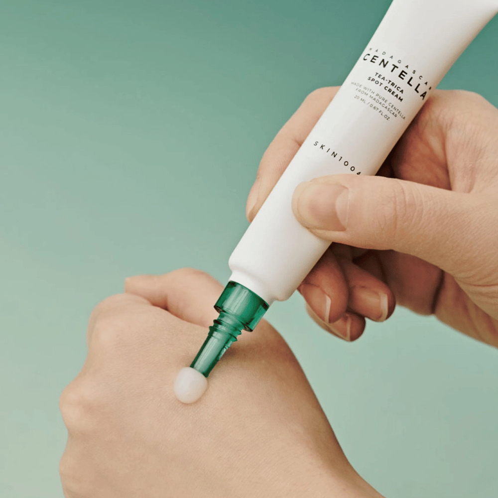Application de SKIN1004 Madagascar Centella Tea-Trica Spot Cream sur la peau – traitement ciblé contre les boutons, les imperfections et les zones inflammées.